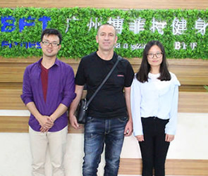 科索沃客户来中国采购羞羞漫画18禁商业健身房器械