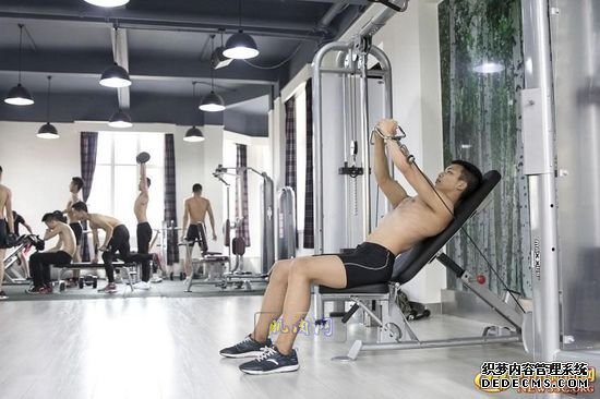 长腿、翘臀的完美身材美女哪里多集中？除了春熙路，可能也就是四川西南航空职业学院健身房了。近日，该校一组美女健身房性感照片走红网络，时尚炫酷高大上的健身房加长腿翘臀完美身材的俏空姐，让网友观后直呼：“看美女不用去春熙路被暴晒了，到西航健身房吹着空调撩师妹去。”