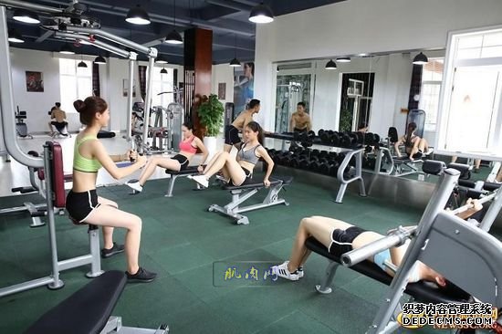 长腿、翘臀的完美身材美女哪里多集中？除了春熙路，可能也就是四川西南航空职业学院健身房了。近日，该校一组美女健身房性感照片走红网络，时尚炫酷高大上的健身房加长腿翘臀完美身材的俏空姐，让网友观后直呼：“看美女不用去春熙路被暴晒了，到西航健身房吹着空调撩师妹去。”