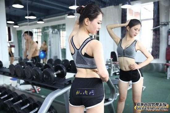 长腿、翘臀的完美身材美女哪里多集中？除了春熙路，可能也就是四川西南航空职业学院健身房了。近日，该校一组美女健身房性感照片走红网络，时尚炫酷高大上的健身房加长腿翘臀完美身材的俏空姐，让网友观后直呼：“看美女不用去春熙路被暴晒了，到西航健身房吹着空调撩师妹去。”