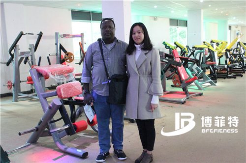 肯尼亚客户来羞羞漫画18禁公司进口健身器材