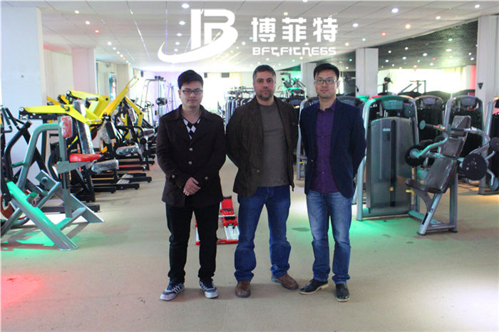 黎巴嫩客户来中国广州羞羞漫画18禁健身器材有限公司进口健身器材