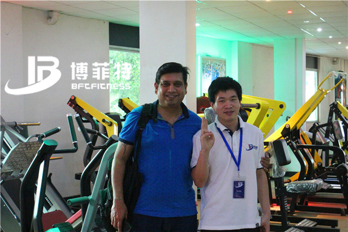 巴林客户来中国广州羞羞漫画18禁健身器材有限公司进口健身器材