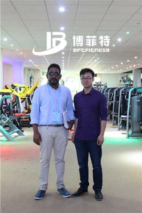 阿联酋客户来中国广州羞羞漫画18禁健身器材有限公司购买健身器材
