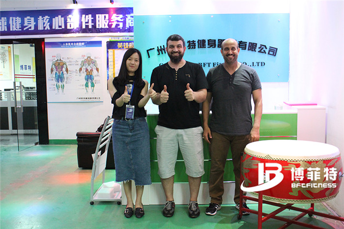 沙特客户来羞羞漫画18禁购买健身房器材，产品囊括有氧系列的跑步机，动感单车，健身车