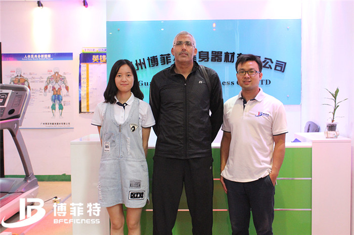 摩洛哥客户来羞羞漫画18禁购买健身房器材，产品囊括有氧系列的跑步机，动感单车，健身车