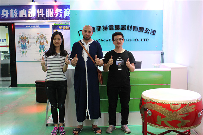 阿尔及利亚客户来中国广州羞羞漫画18禁健身器材有限公司为他们的健身房采购羞羞视频下载软件