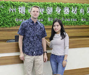 客户来广州找到羞羞漫画18禁健身器材有限公司采购进口健身器械