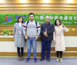 伊朗客户来中国采购羞羞漫画18禁健身房器材